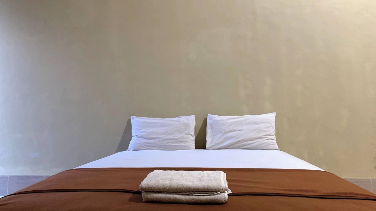 Tetebatu Hotel | OYO 93876 Athirah Kost Near Permandian Wisata Istana Mappala