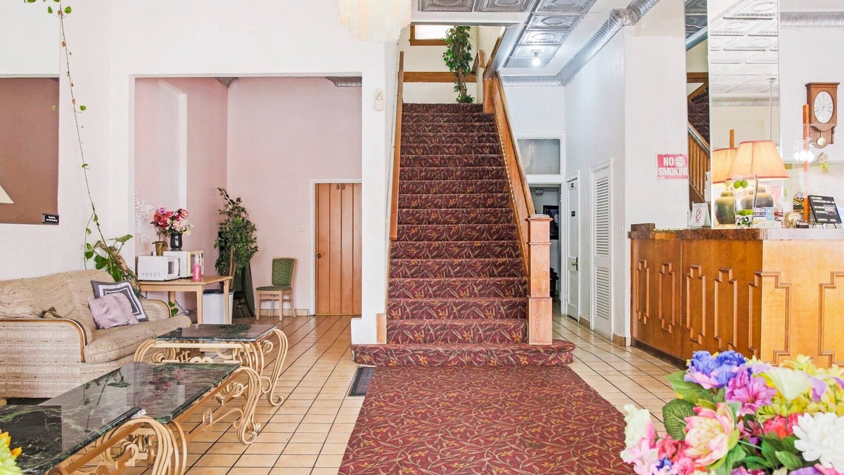 Mitte Cultural District Hotel | OYO Historic Cameron Hotel Brownsville I-69E
