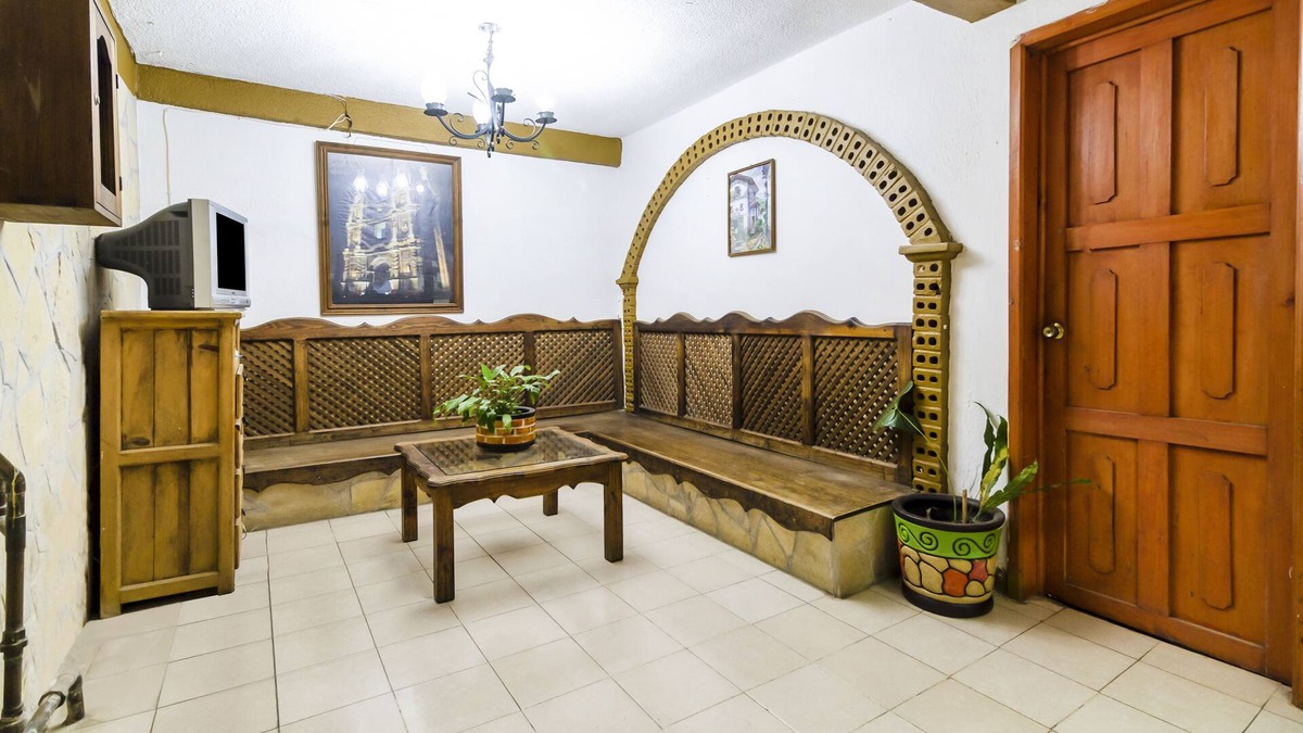 De Mexicanos Hotel | OYO Hotel La Luna