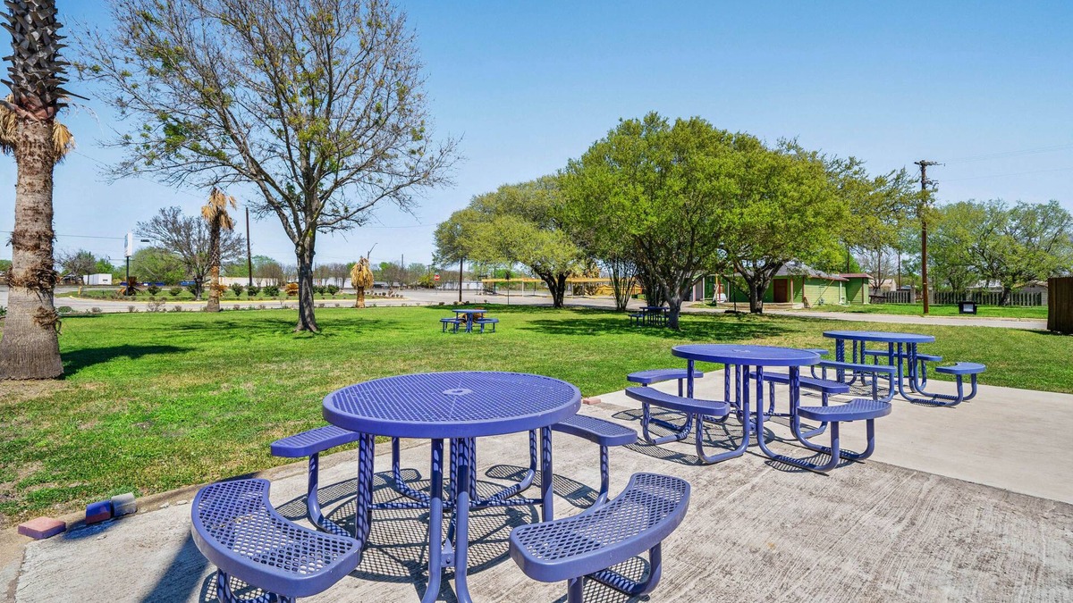 Luling Hotel | OYO Hotel Luling TX Downtown I-10/US-90