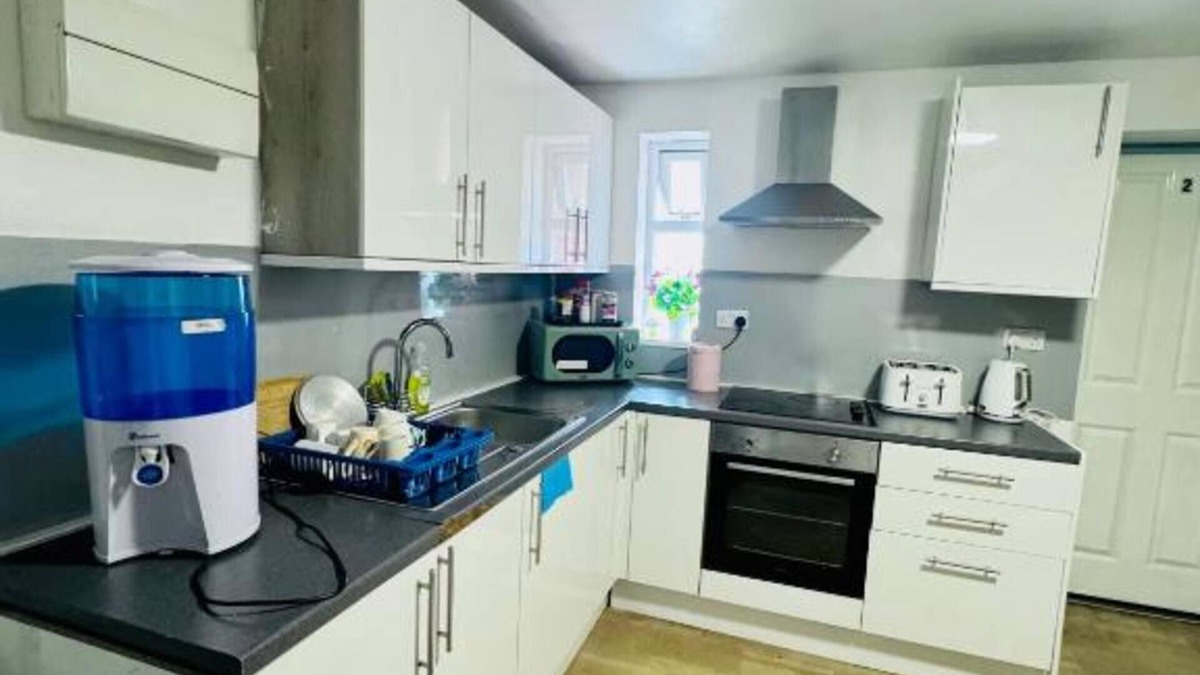 Bolton Hotel | OYO Unique Private Rooms - Bolton Central, Free Parking