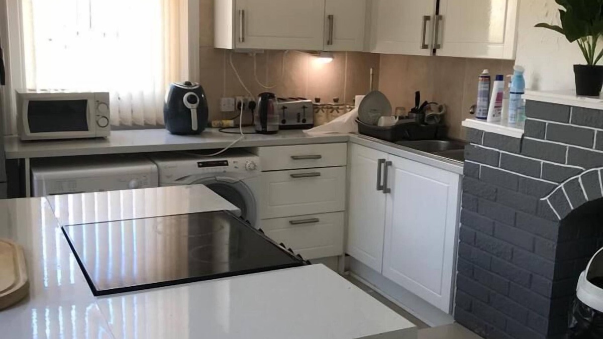 Leeds Bed & Breakfast | OYO Woodville Lodge Leeds