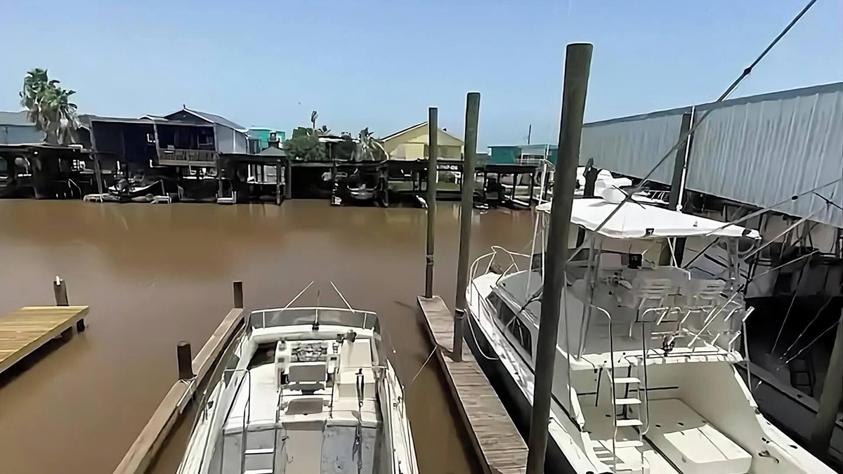 Freeport Cottage | Oyster Creek Fishing Getaway+On Canal+2BD1BA King