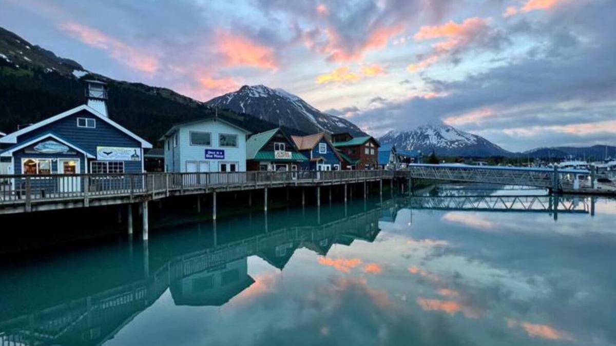 Seward Cabin | Oz Lodge: Bunkhouse - Cozy, Rustic & perfect for a family or group of friends!
