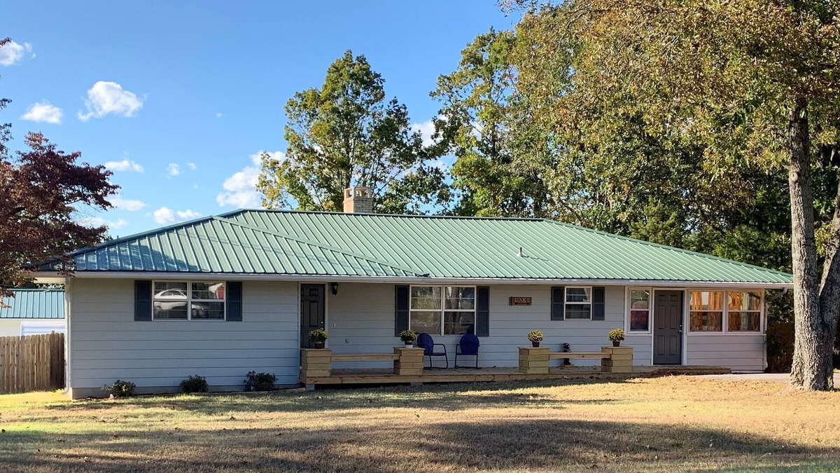 Midway House | Ozark Guesthouse on Bull Shoals Lake with access to boat dock/swim platform