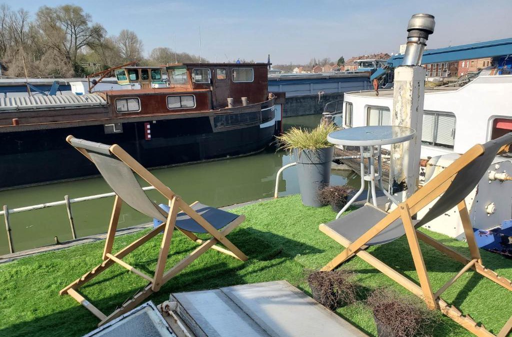 Douai Boat Rental | Péniche "Louise Michel" séjournez dans l'appartement du capitaine, offrez vous une expérience inoubliable au fil de l'eau