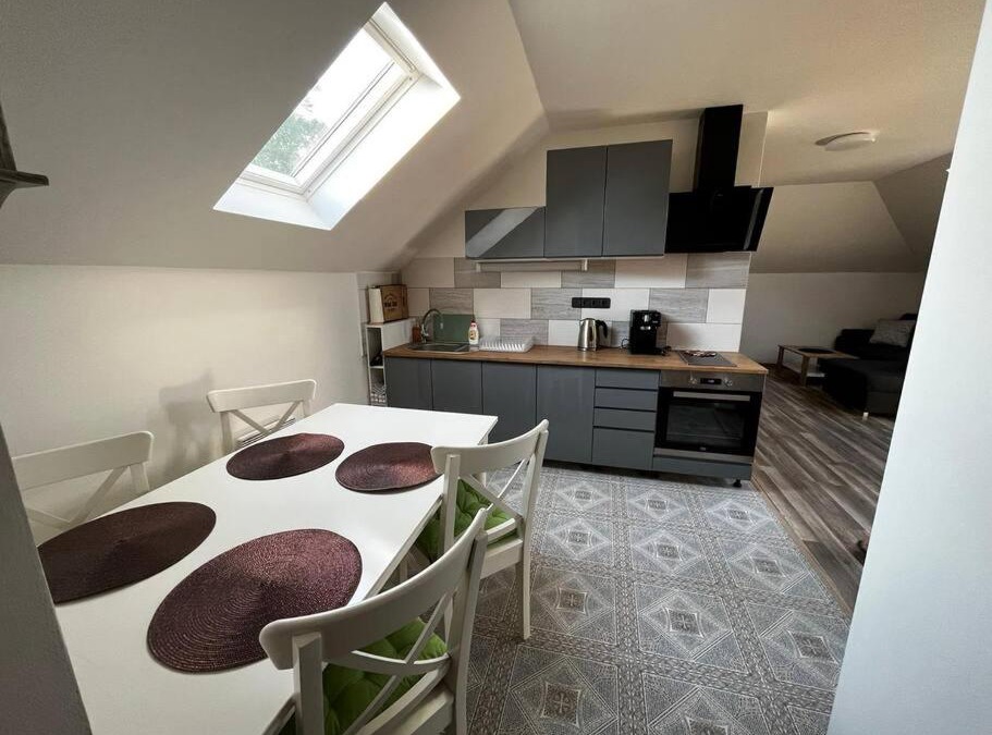 Trsice Apartment | Příjemný podkrovní byt s parkováním na pozemku.