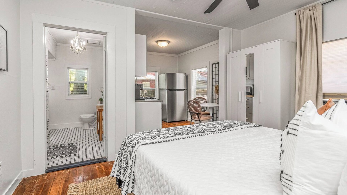 Southeast Pensacola House | P'Cola at Nightfall. 1 bed 1 bath Cottage