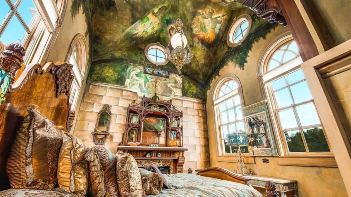 Elizabethtown House | P.T. Barnum Suite | Romantic Moonstone Manor B&B