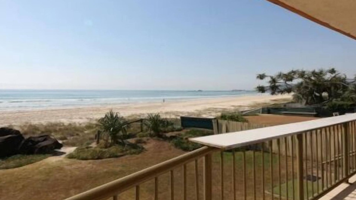 Mermaid Beach Apartment | Pacific Breeze 4 walk out onto Palm Beach
