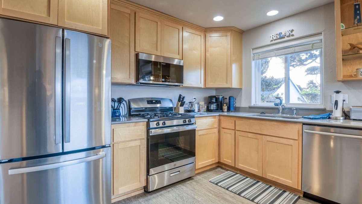 Lincoln City House | Pacific Peeks A - Block to the Beach - Pet Friendly - EV - Newly Updated