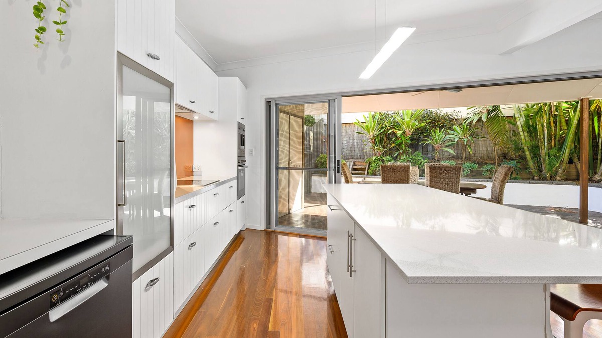 Milton House | Paddington Pad Dual Living 4 bedrooms Walk Suncorp Quiet Private Back Deck n
