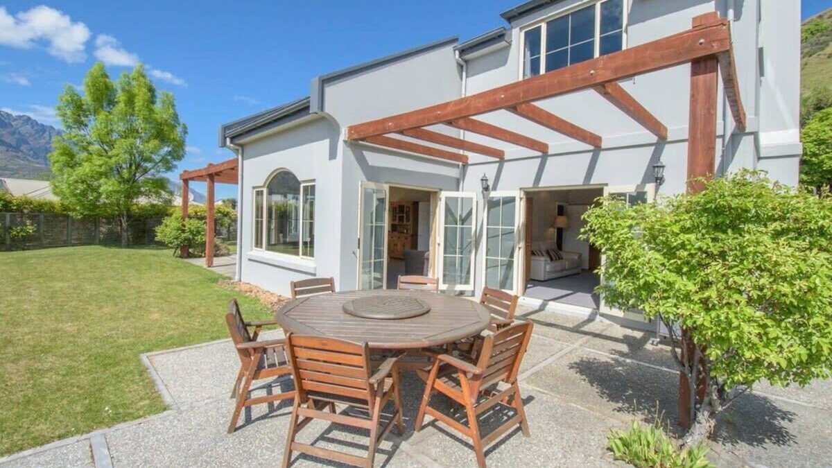 Lower Shotover House | Paeroa View Summary: