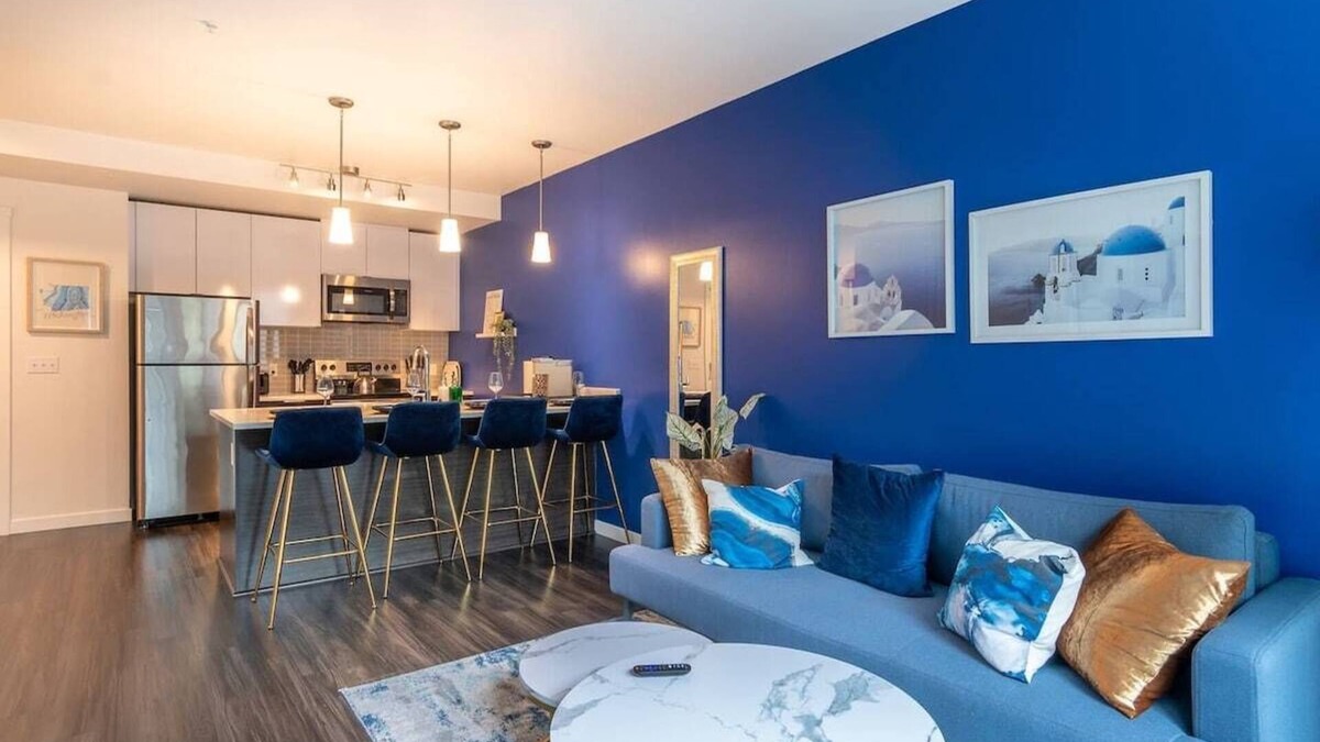 Hilltop Apartment | Paid Garage Parking- King Bed-Balcony W/D 55" TV