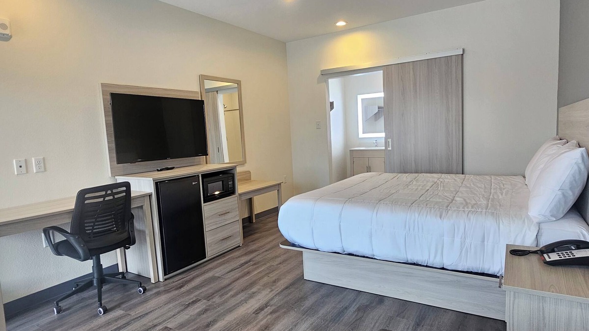 McNair Hotel | Palace Inn Baytown at Harrison St