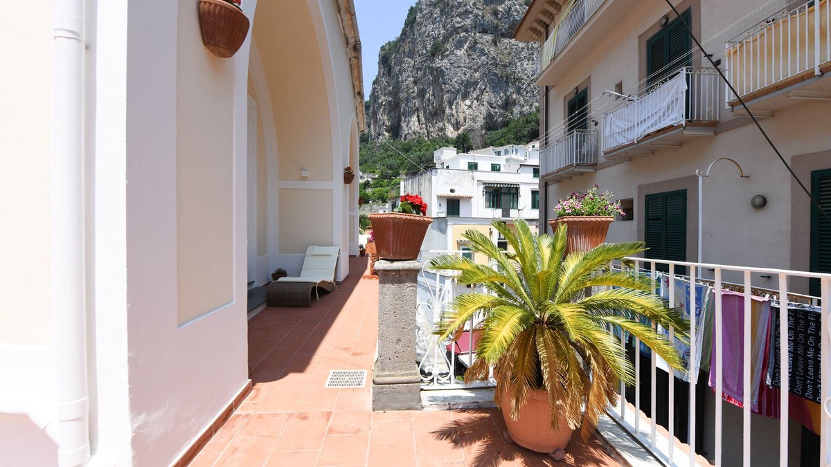 Pogerola Hotel | PALAZZ0 GARGANO AMALFI ROOM WITH TERRACE IN THE HEART OF CITY
