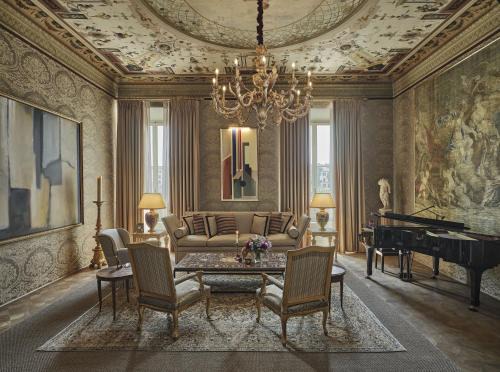 Santa Maria Novella Apartment | Palazzo Angelica 3BR Luxury Apt sul Lungarno