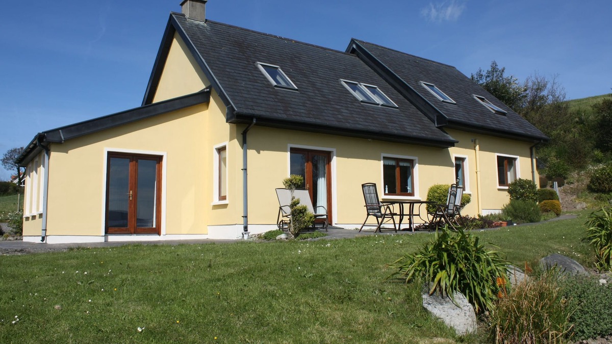 Ardgroom House | PALLAS LODGE, Beara Peninsula, overlooking Ardgroom Harbour and Kerry mountains