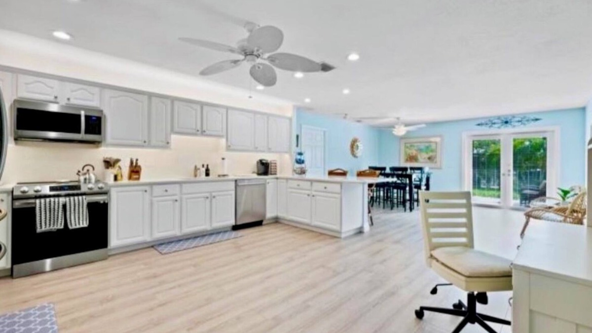 North Palm Beach Apartment | Palm Beach Gardens. Coastal Living in Spacious 3 Bdr. Close to Juno & Jupiter.