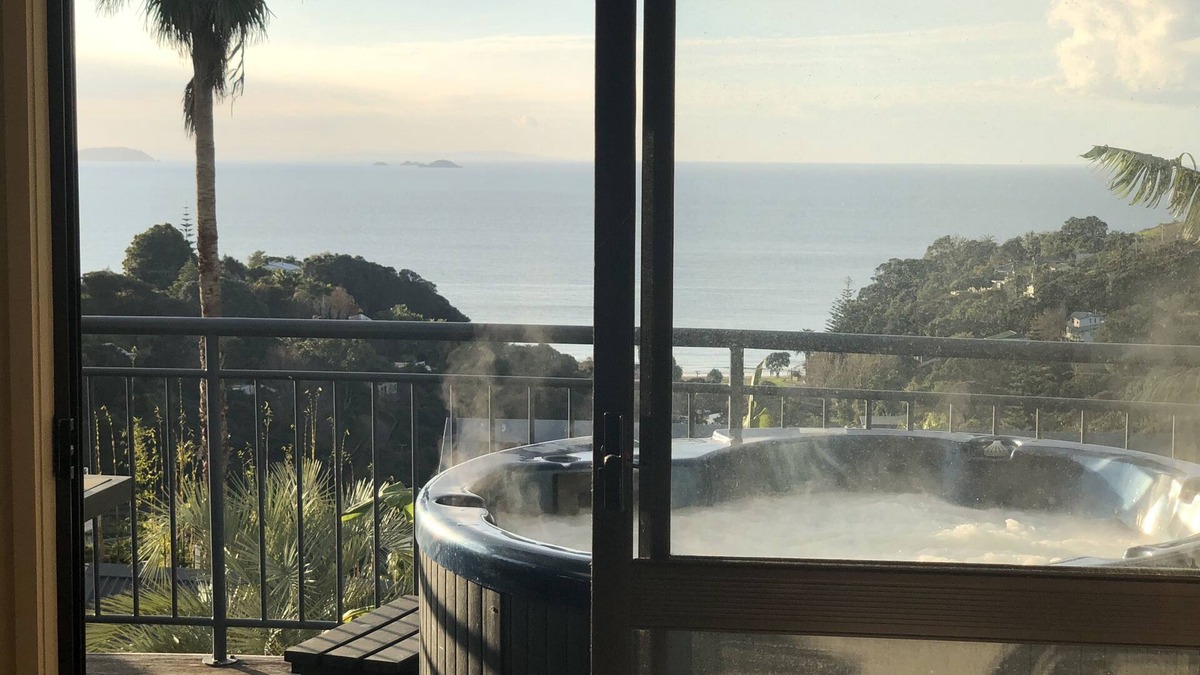 Palm Beach House | Palm Beach Pad, Spa Pool, Double Kayak, Free Wifi, SKY TV, & maybe a car too?