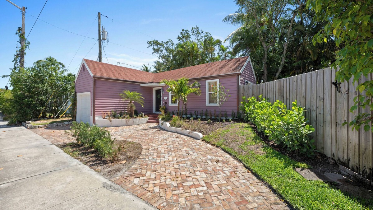 Flamingo Parks House | "Palm Beach Paradise: Cozy 1BR + Pool, Minutes to Everything"