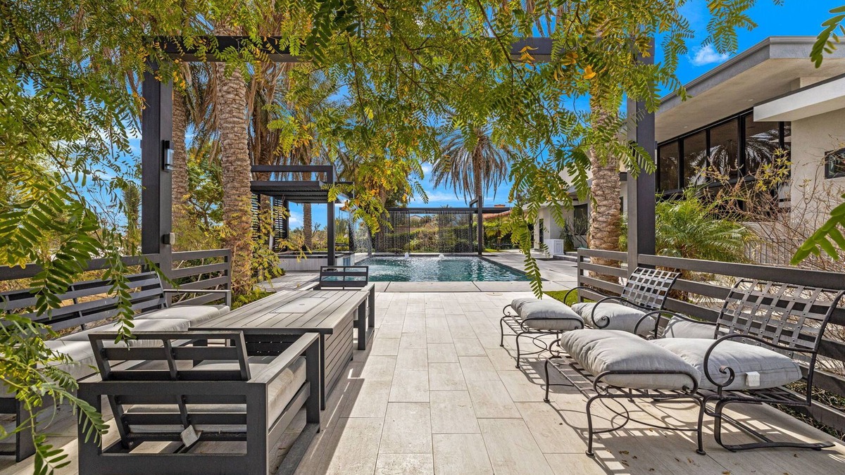 Indio House | Palm Desert Estate, Pool, Courts, Sauna & No Checkout Time. Sleeps 20+
