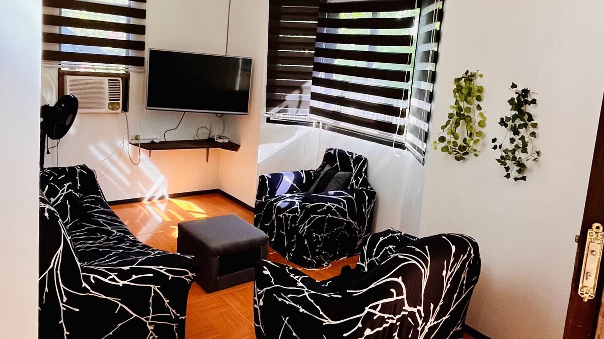 Puerto Galera House | Palm House! 1min from the beach! 5min to White Beach! w/AC