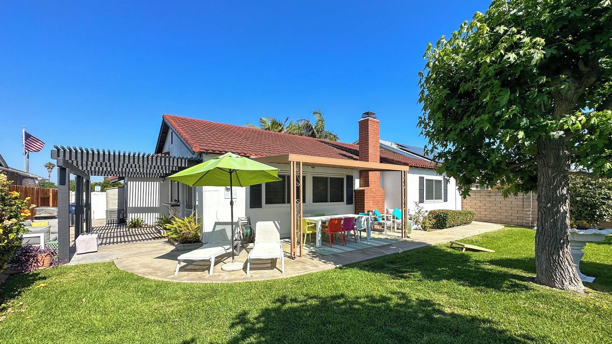 Huntington Beach House | Palm Paradise: Mid-Century Modern Haven in Huntington Beach