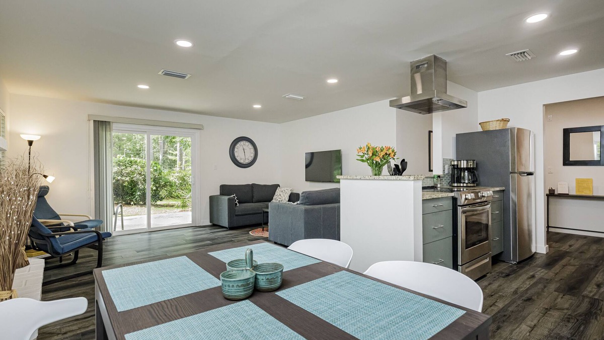 Gainesville House | Palm View ~ Newly renovated quiet home close to UF!