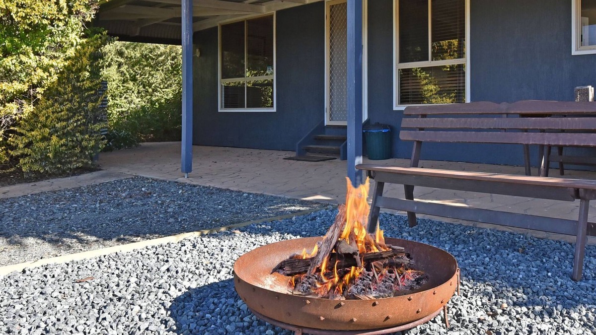 Pokolbin House | Palmers Lane Vineyard Estate and Retreat with Pool offers a large 6br home and 2br cottage