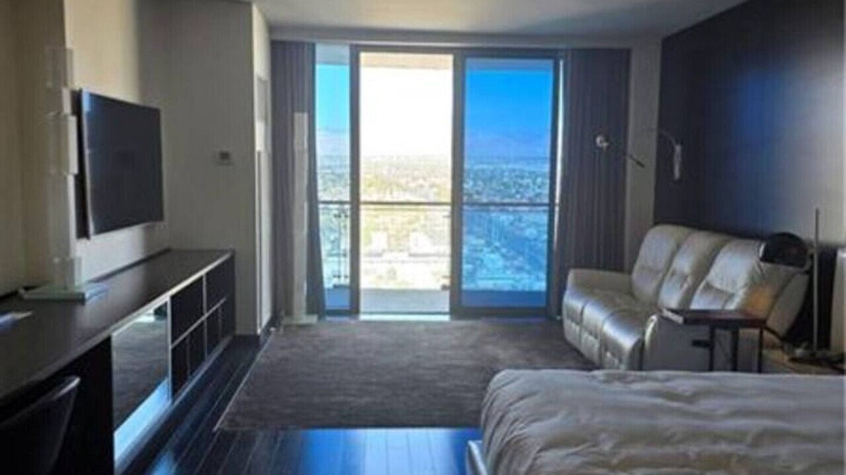Las Vegas Hotel | Palms Place Hotel Mountain View with Open Balcony