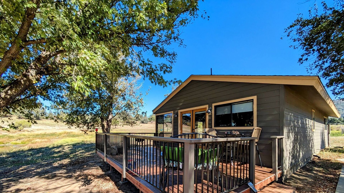 Julian Cottage | Paloma's Cottage Enjoy Julian's Beautiful Spring at the Farm, Pond, and Orchard.