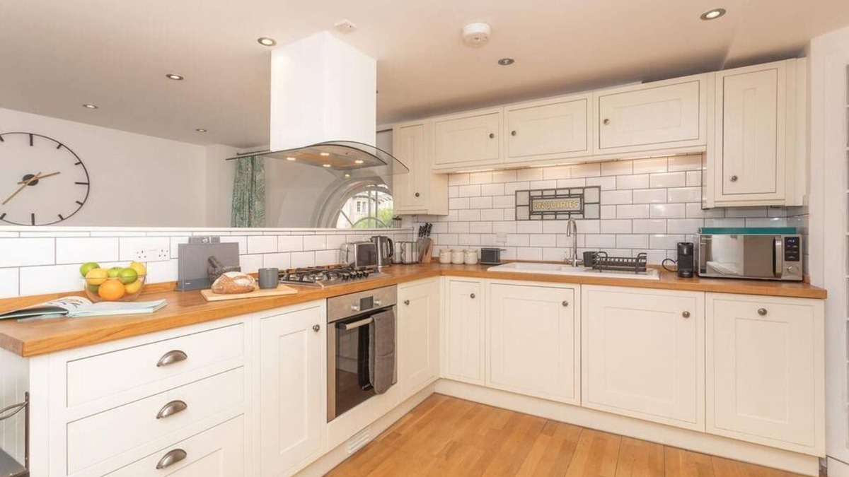 Bath Apartment | Panda Sanctuaries, Kensington Chapel Apartment