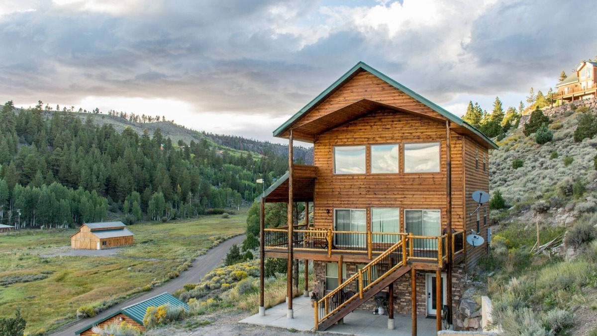 Mammoth Creek Cabin | Panguitch Lakehome Great views of the lake & perfect for all local activities