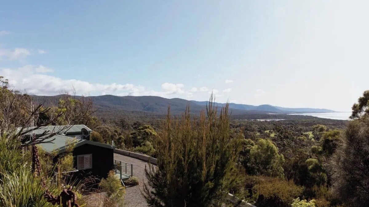 Bicheno Cabin | Panorama Cabin - a cosy shack + an unreal view (B)