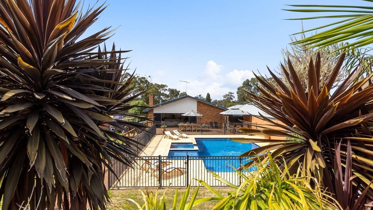 Tootgarook House | PANORAMA SUPER SIZED OUTDOOR HEATED POOL & SPA ENTERTAINER,TOOTGAROOK