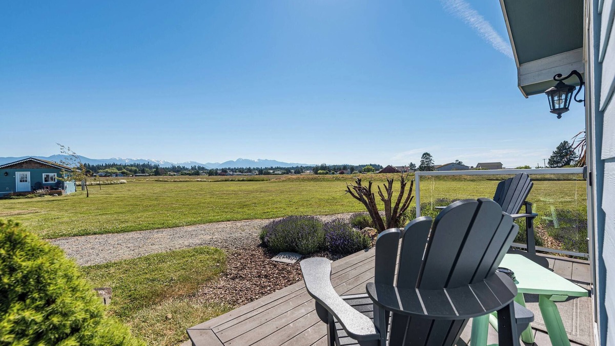 Sequim Hotel | Panoramic Mountain views from your King room