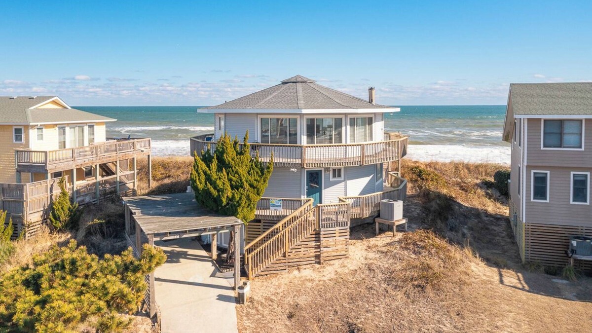 Duck House | Panoramic ocean views abound at this oceanfront Duck home!