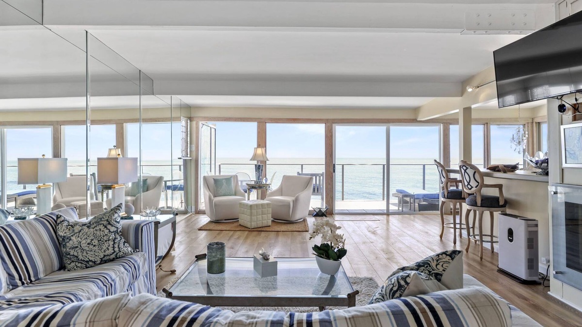 Eastern Malibu House | Panoramic Oceanfront Malibu Getaway