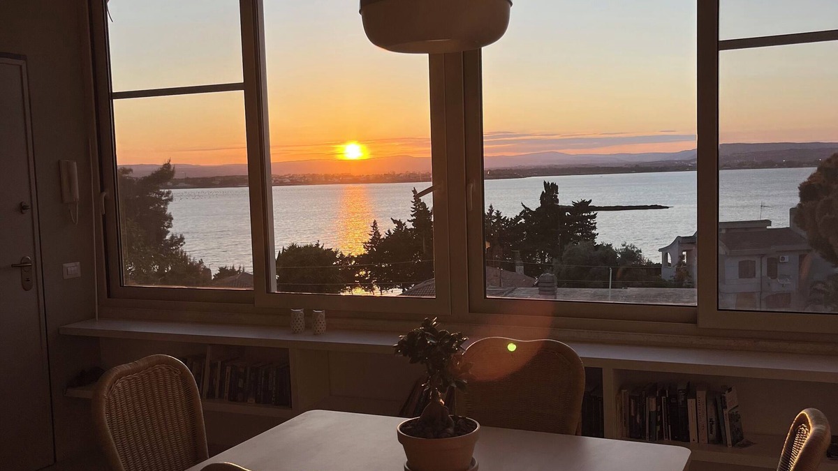 Syracuse Apartment | Panoramic sea-view apartment a few meters from the beach,