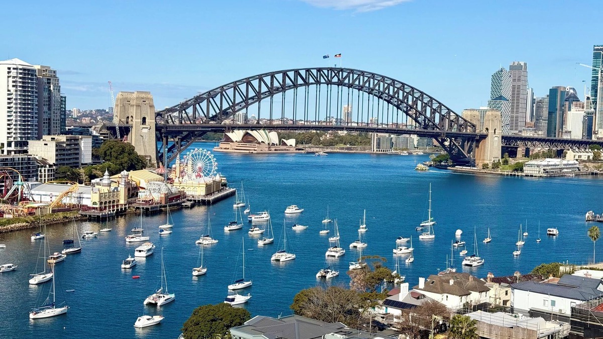 North Sydney Apartment | Panoramic Sydney Harbour Views from Luxury 1-Bedroom Apartment with Balcony