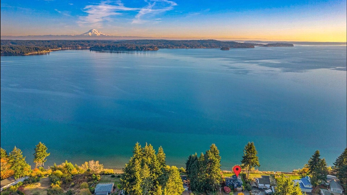 Burley House | Panoramic views of Mount Rainier and Henderson Bay