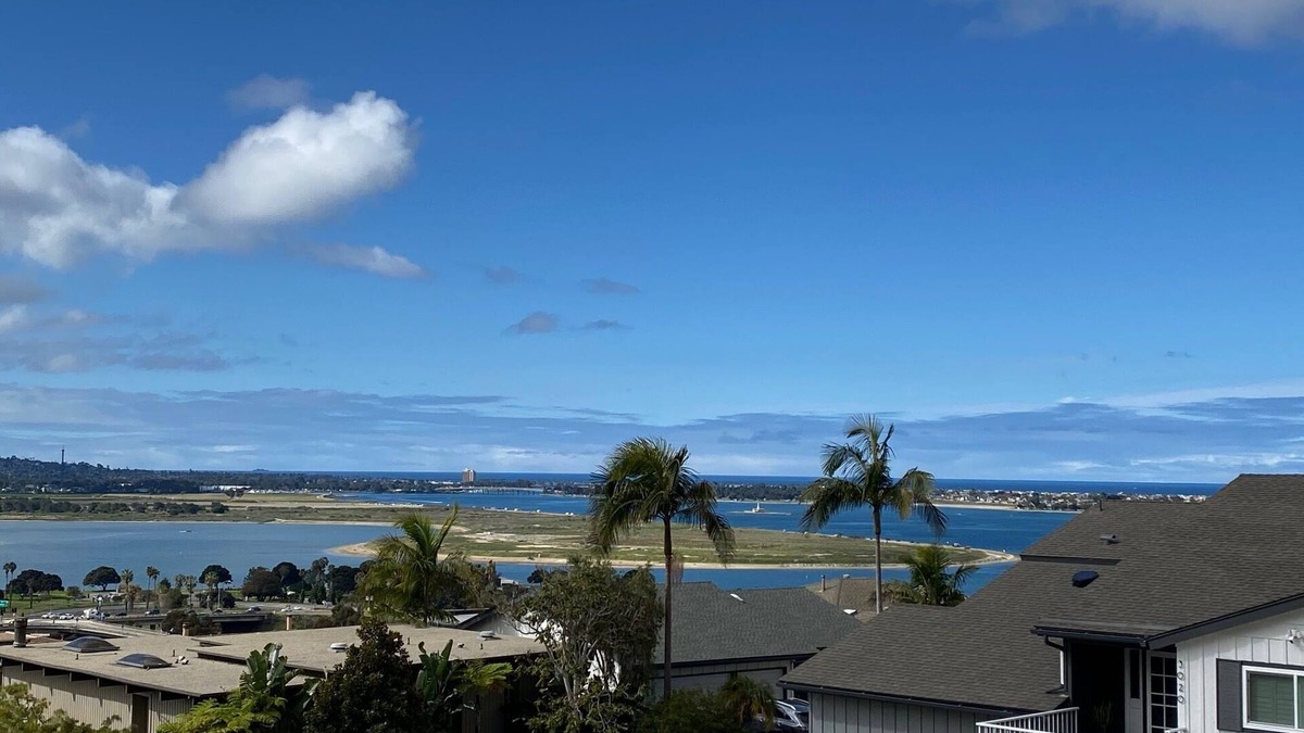 Bay Park House | Panoramic views of Mission Bay - now with AC, Jacuzzi & updated master bath