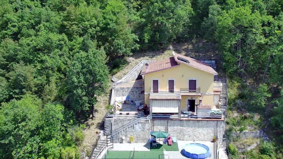 Ascrea Villa | Panoramic villa on Lake Turano