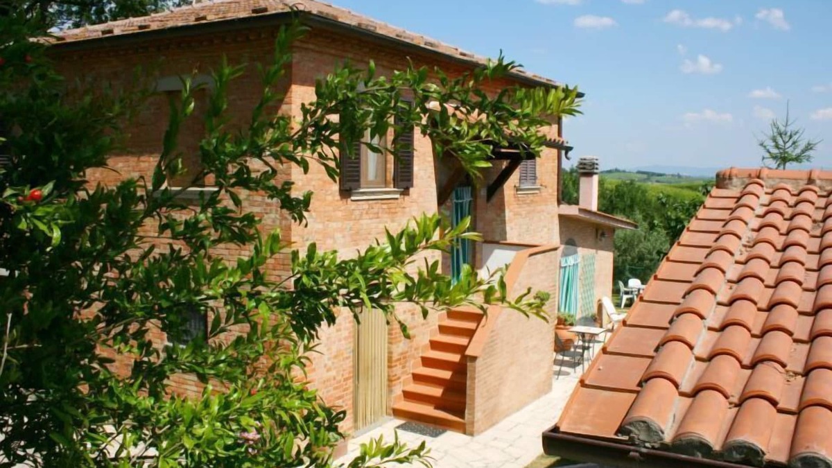 Montepulciano Villa | Panoramic villa surrounded by vineyards and olive groves, 6 km from Montepulciano. Ideal for familie
