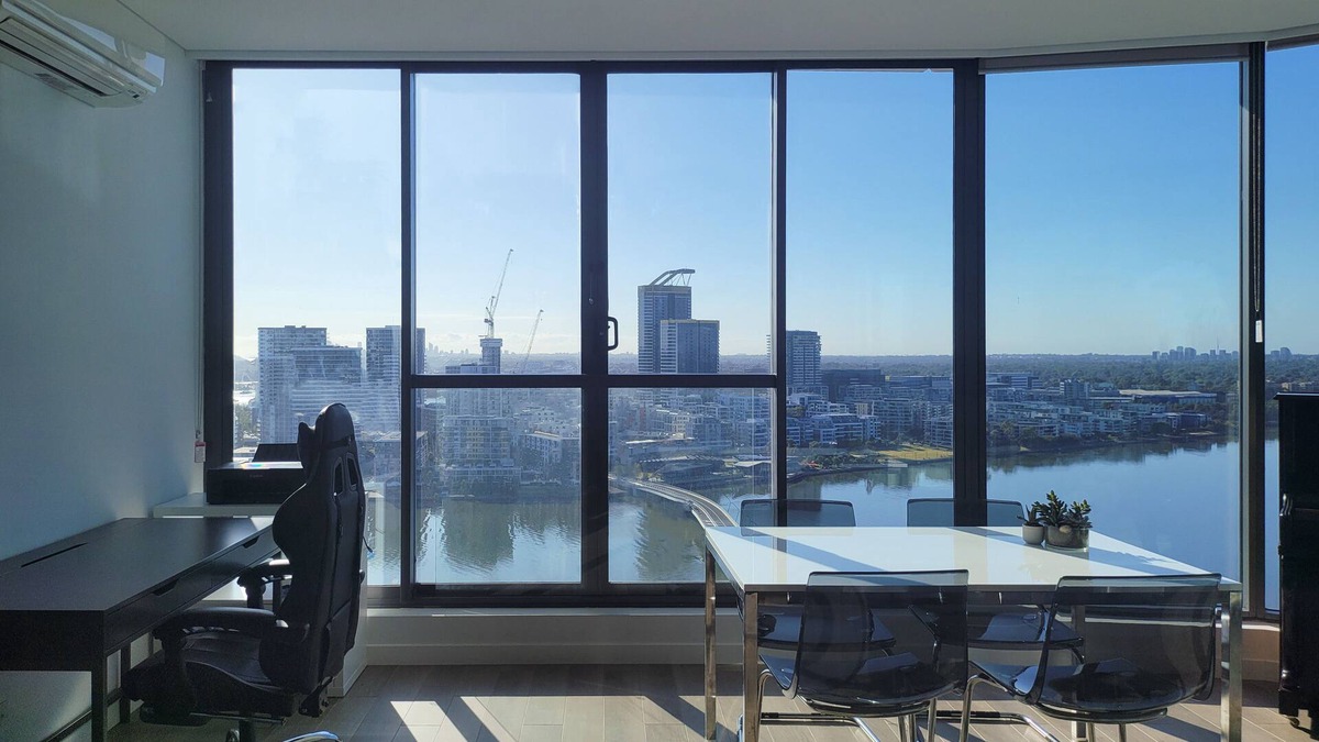 Wentworth Point Apartment | Panoramic Water and City Views w/ Free Parking