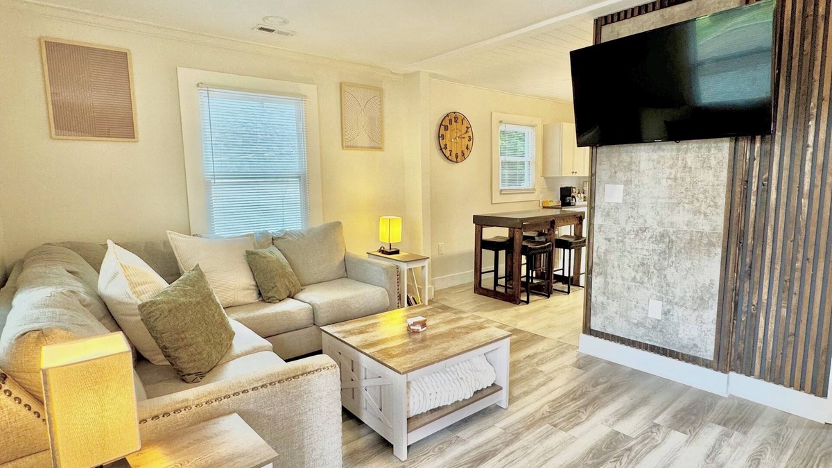 Enderly Park House | Panthers|King Beds|Dogs Yes|Fenced Yard