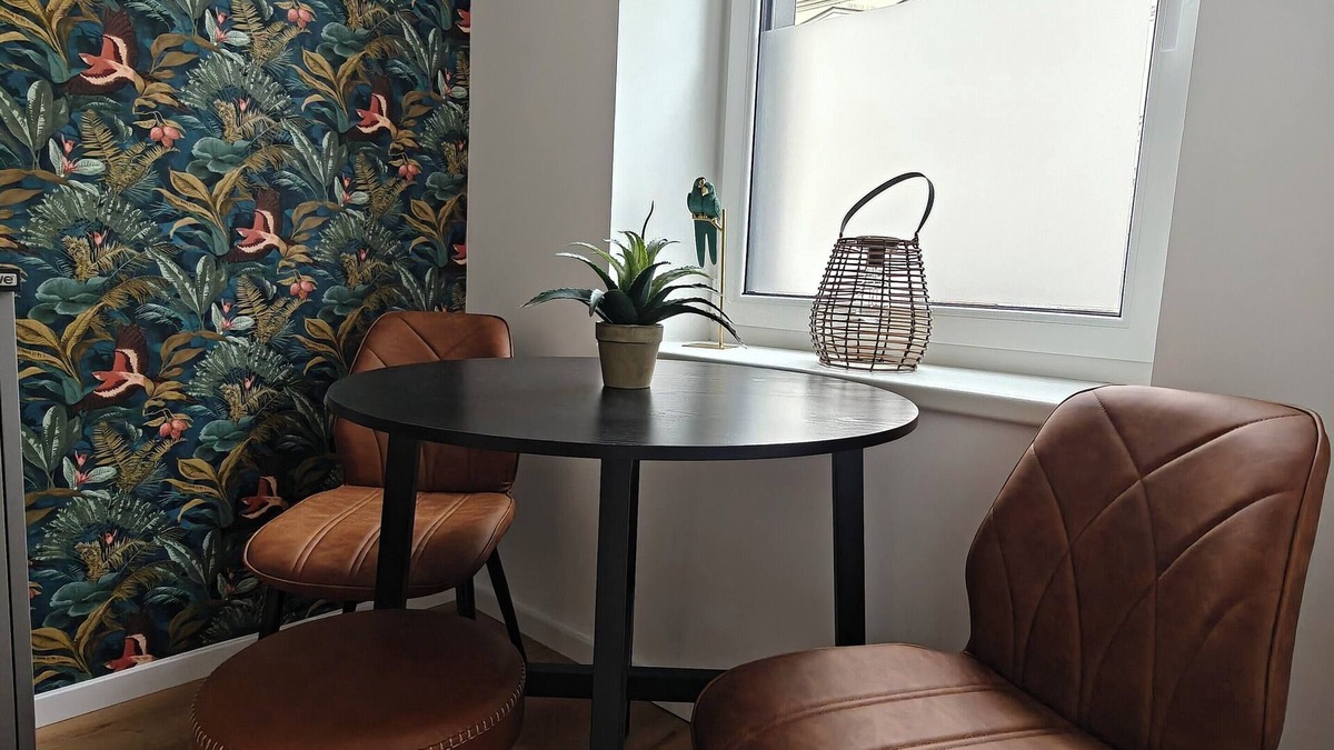 Favoriten Apartment | Papagei APT and der U-Bahn-Station U1