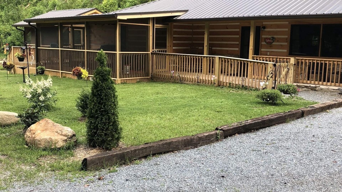 Bryson City House | Papaws Creekside Cabin is Handicap accessible. Starlink Internet