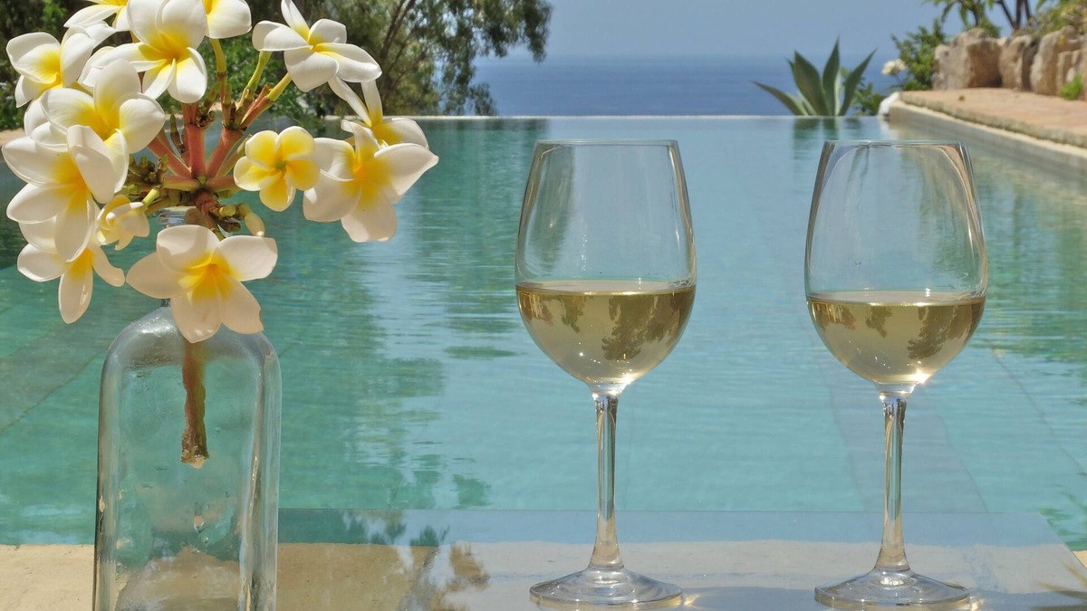 Mezquitilla Villa | Paradise by the sea. Infinity Pool. Amazing wiews. Beach 3 min. walk.